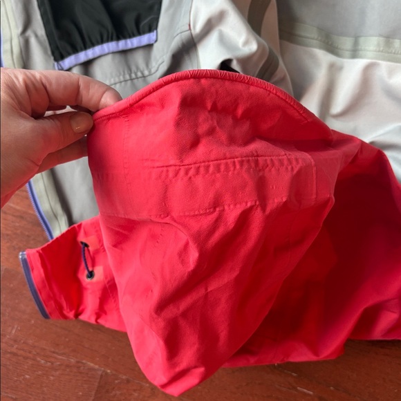 Women’s sz M Mountain Hardwear Rain Jacket - Picture 12 of 12